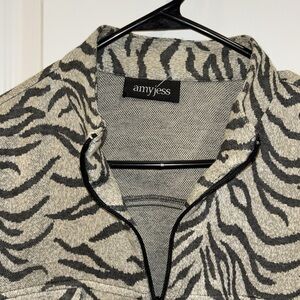 AMY JESS FULL ZIP JACKET ZEBRA PRINT DESIGN 2 FAUX POCKETS LONG SLEEVE SIZE L/XL